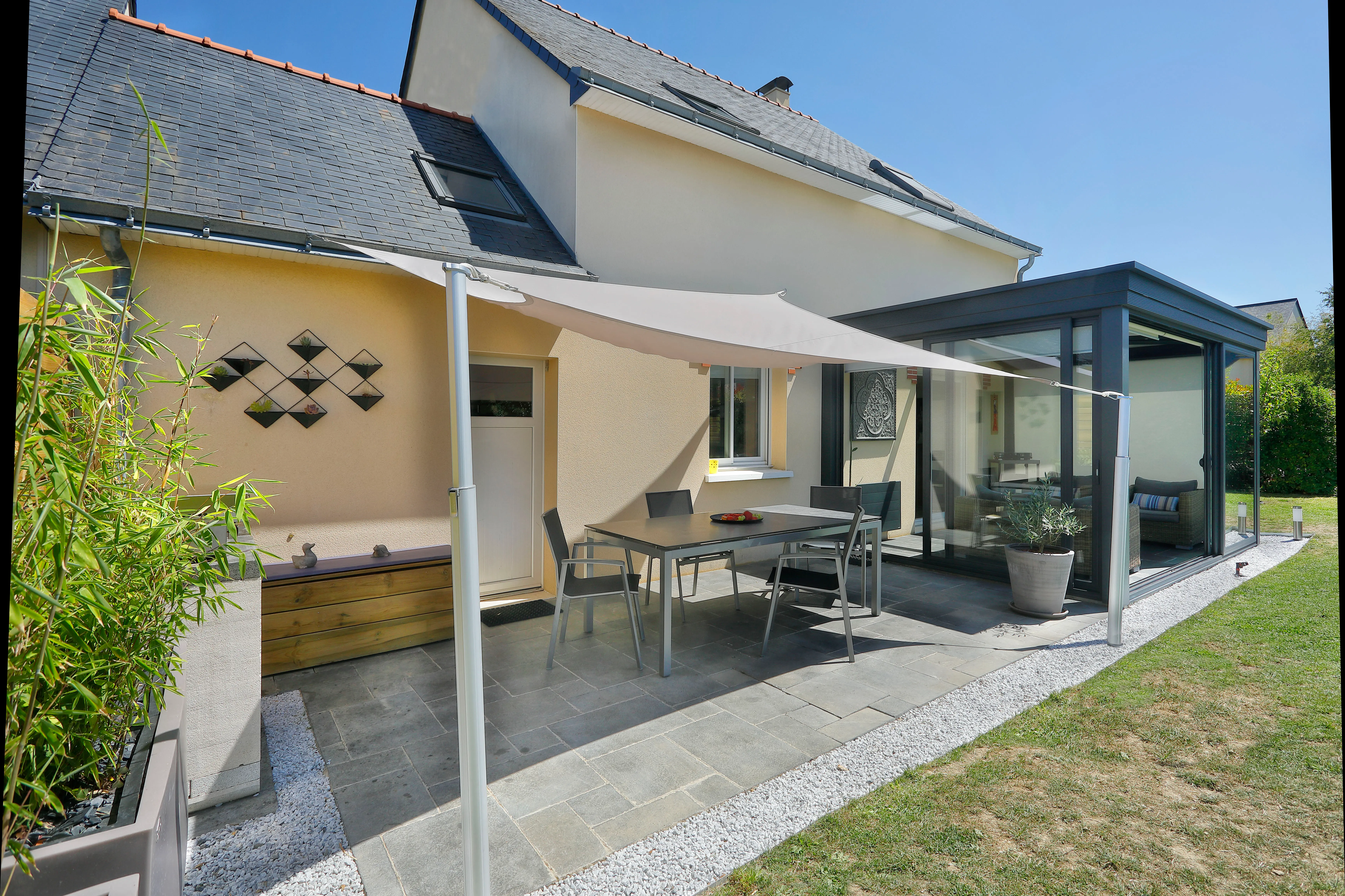 Sonnensegel schützt einen Essbereich vor schädlicher Sonneneinstrahlung