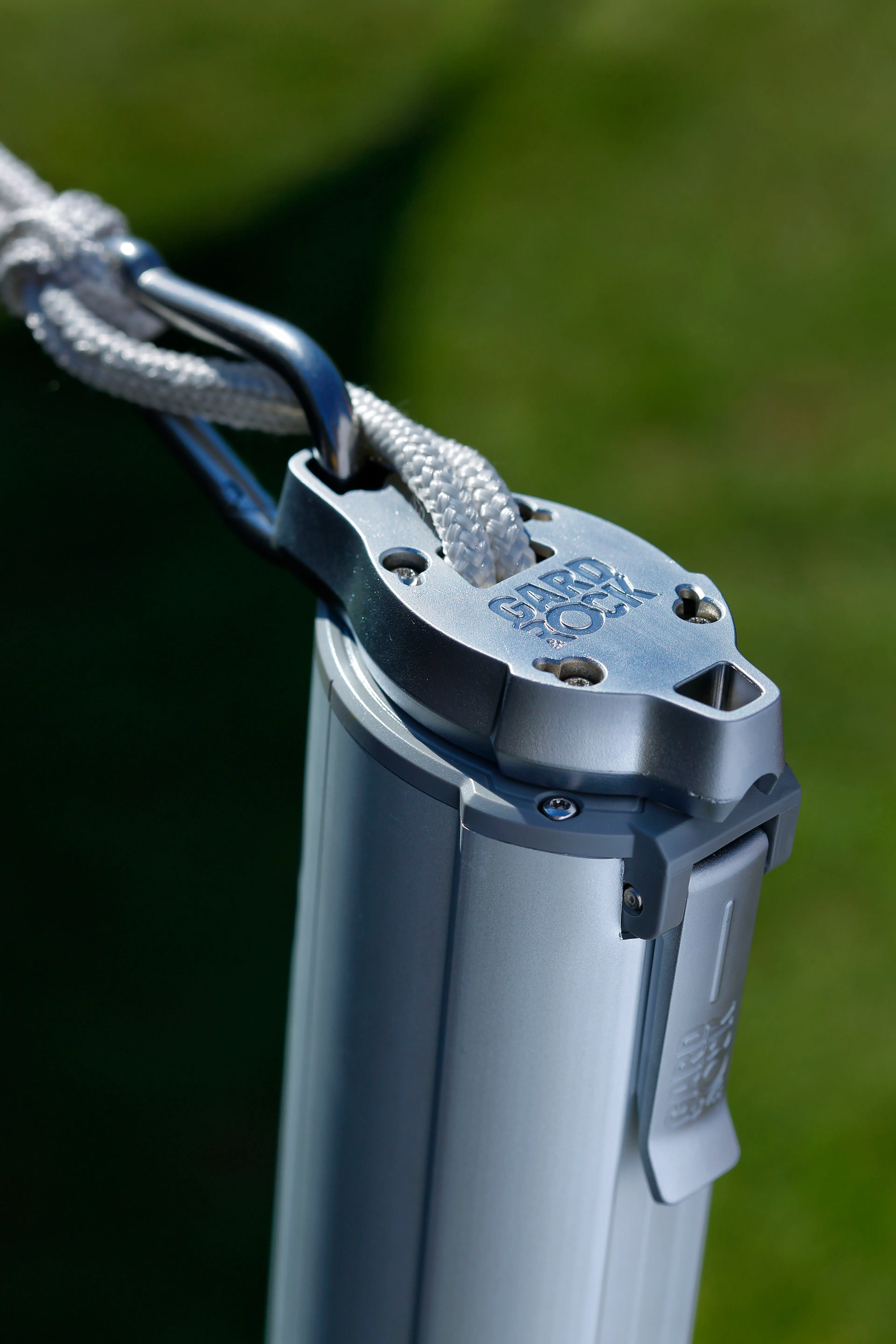 Karabiner befestigt das Sonnensegel, Seil ordentlich im Mast verstaut