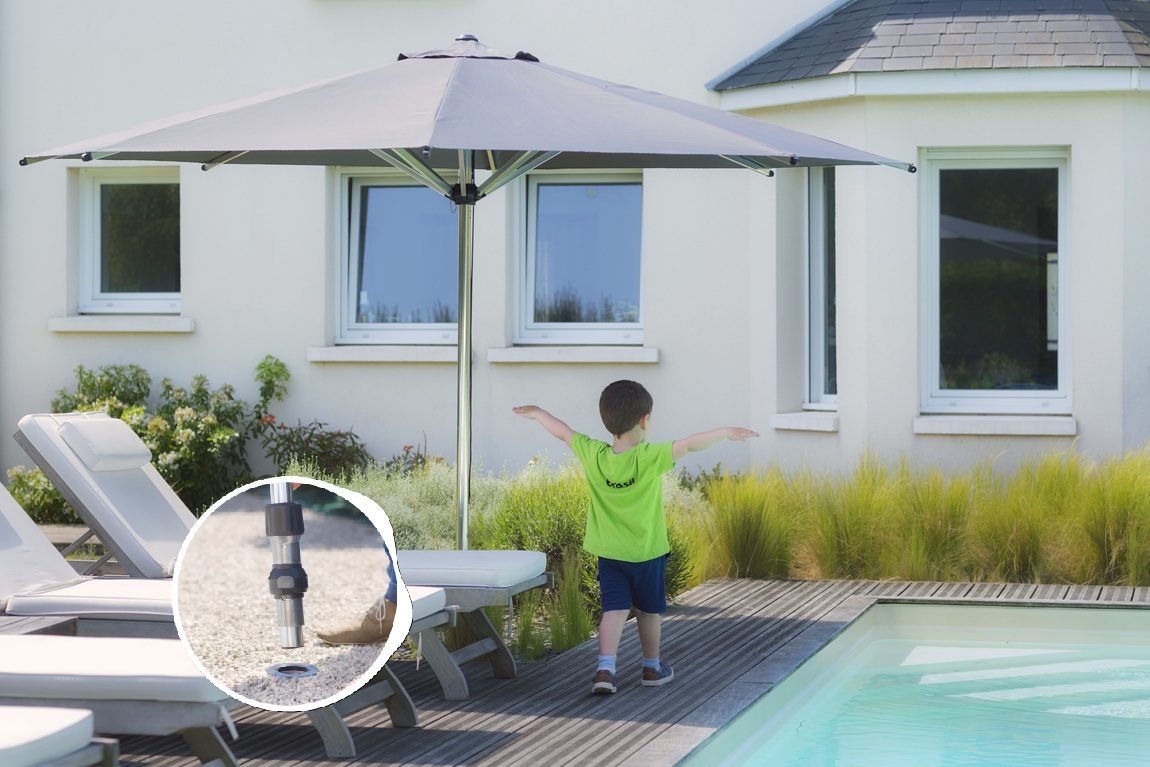 Schatten eines Sonnenschirms über einer Liege am Pool