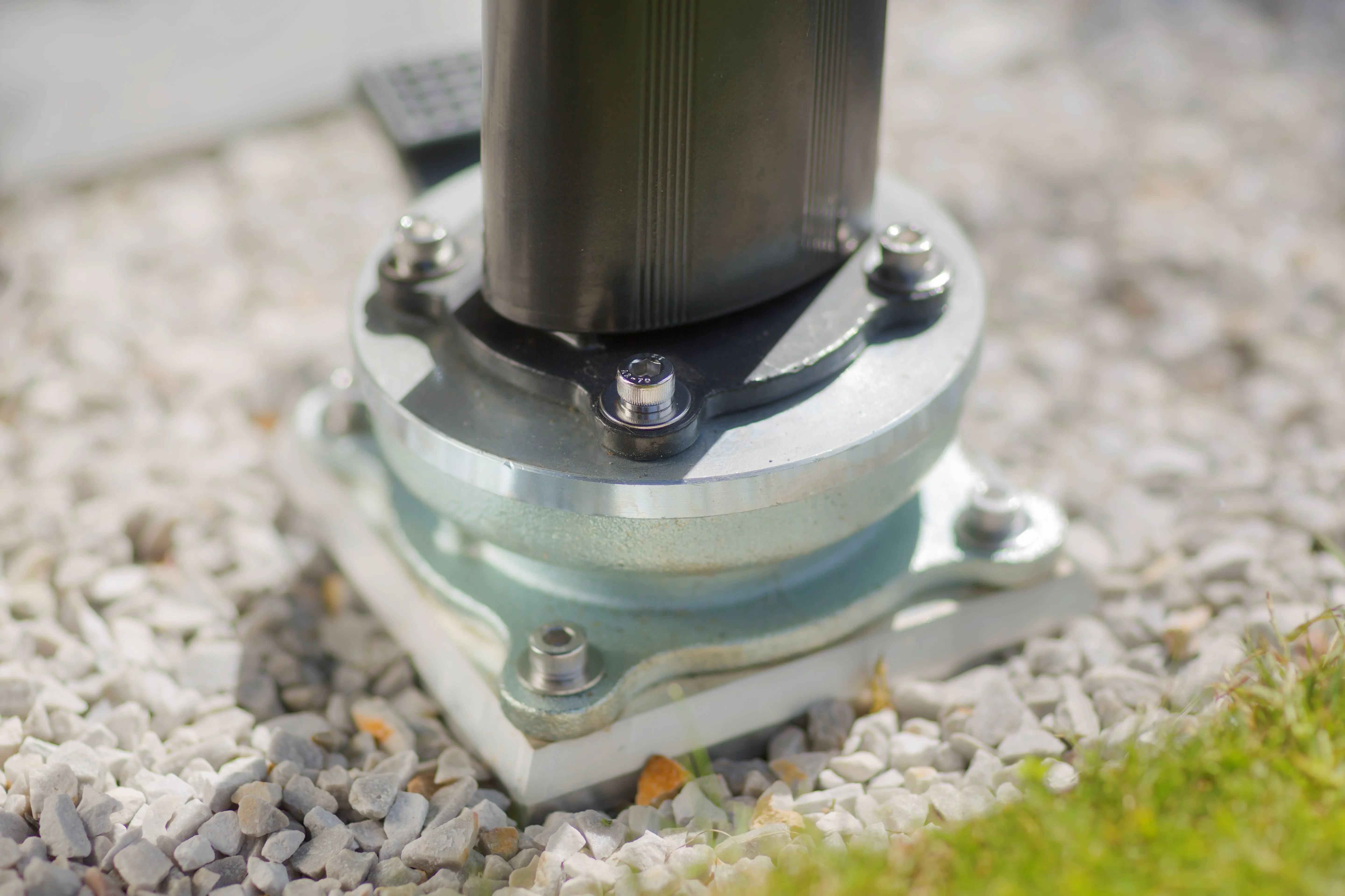 Den Sonnenschirm im Boden verankern