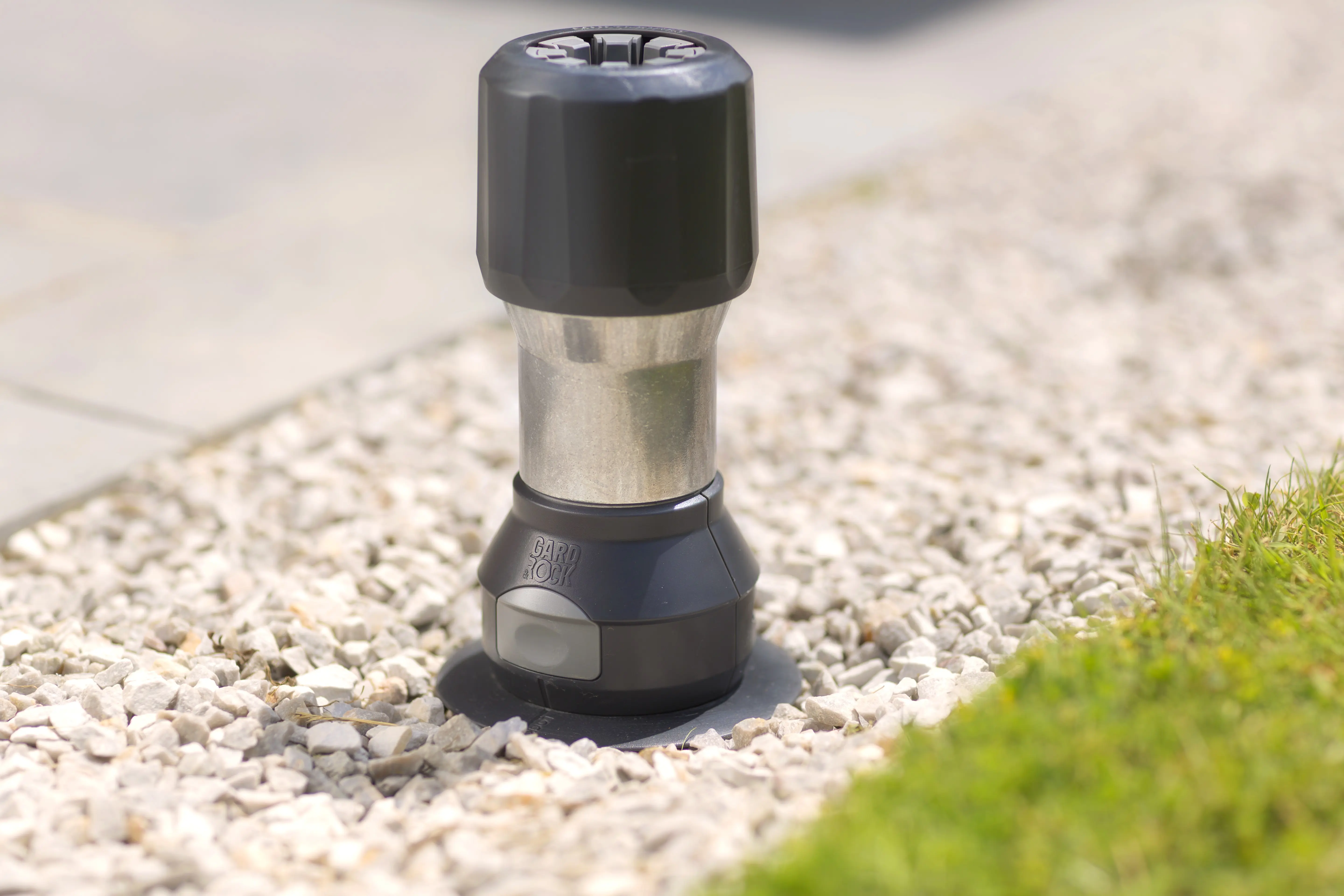 Unauffälliger Sonnenschirmhalter, der sich einfach ein- und ausklicken lässt