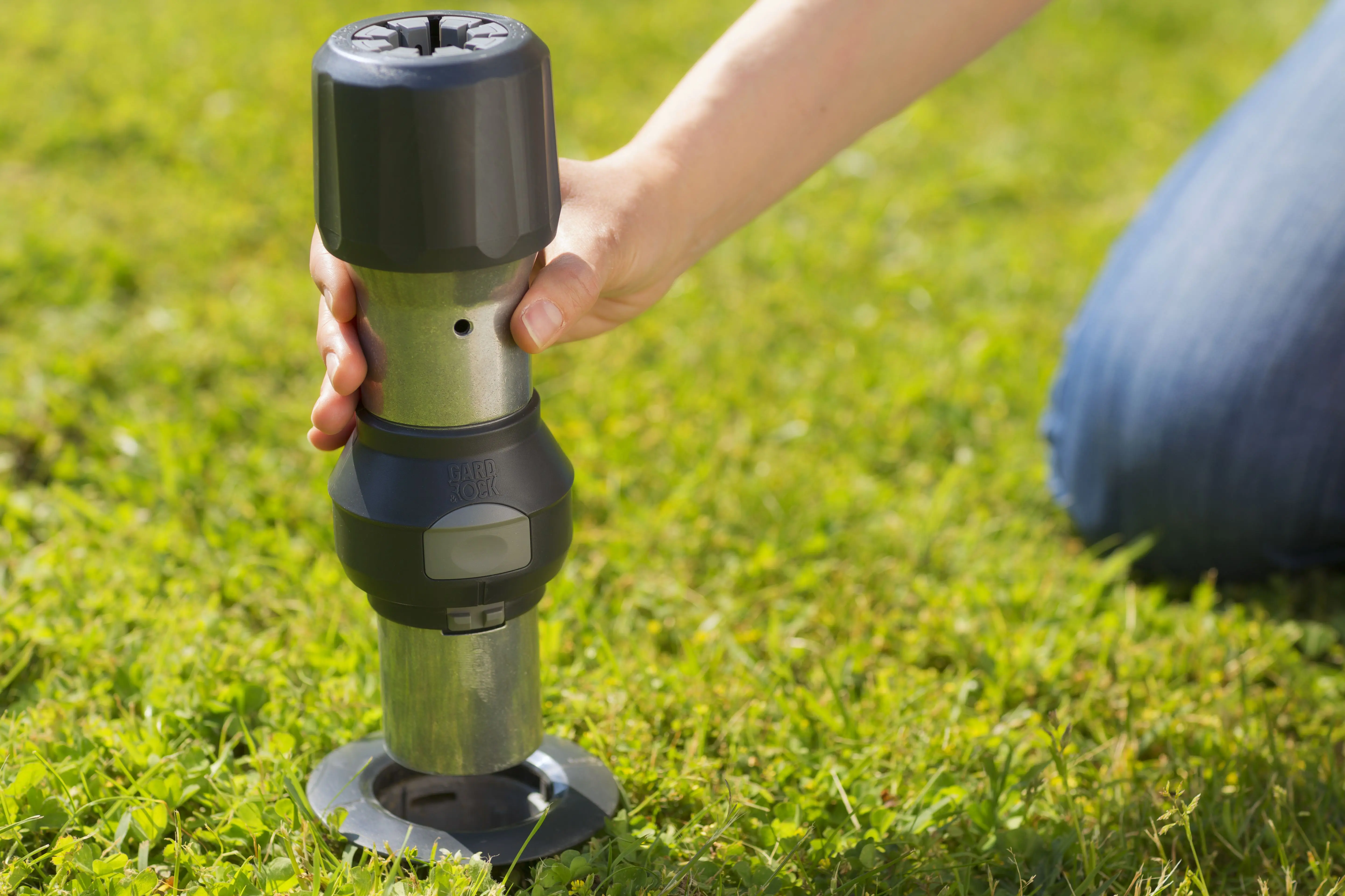 Sonnenschirmfuß mit einem einfachen Klick in der Bodenverankerung befestigt