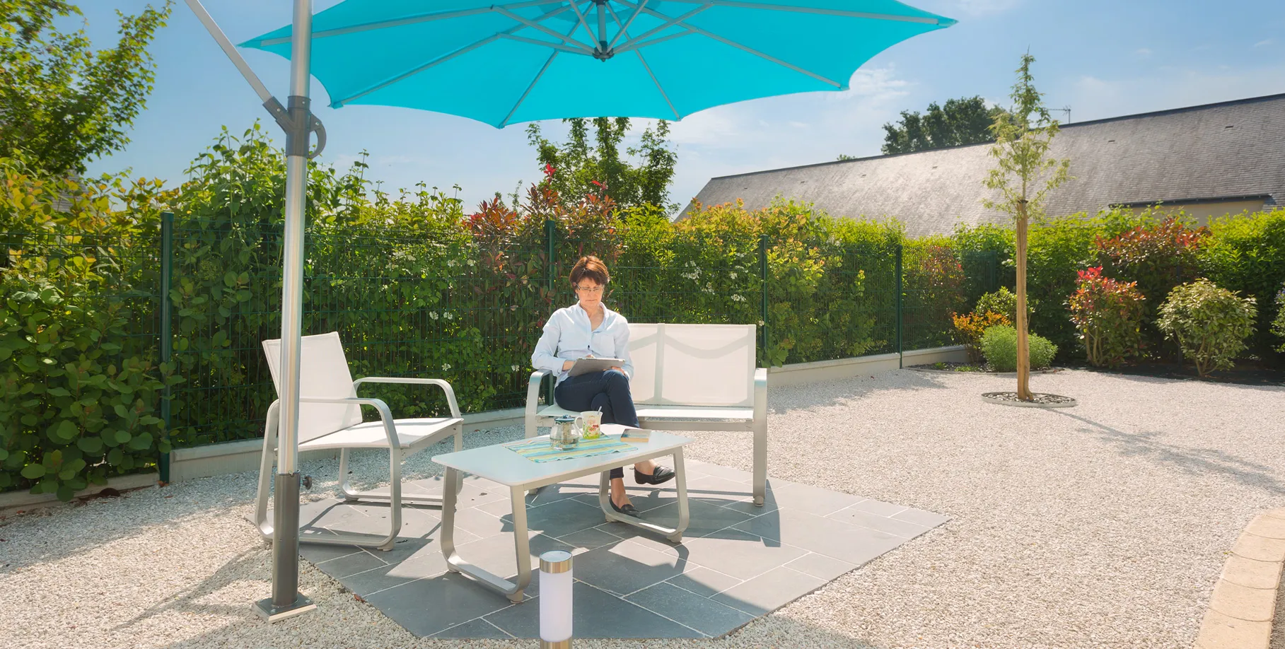 freistehender sonnenschirm mit Gard&Rock sockel auf unsichtbar versiegelter bodenankerbasis unter kies befestigt