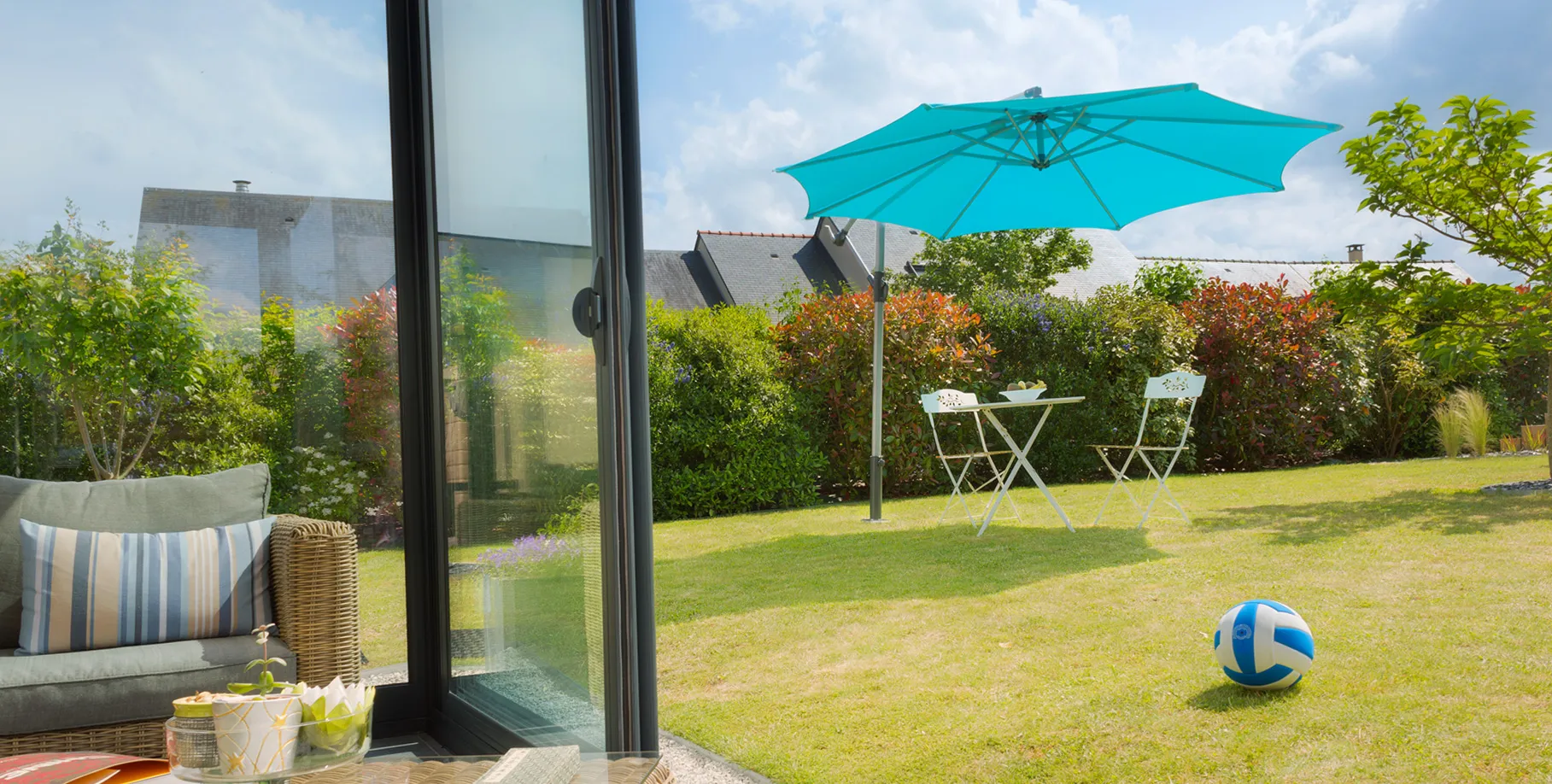 gartentisch und stuhl unter einem freistehenden sonnenschirm, montiert in einem dezenten sockel auf dem rasen