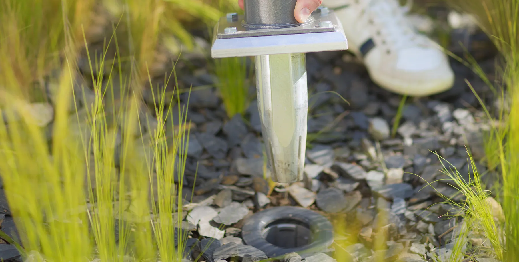 nahaufnahme eines freischwingenden sonnenschirmsockels, einfach in das Gard&Rock bodenankersystem eingesetzt
