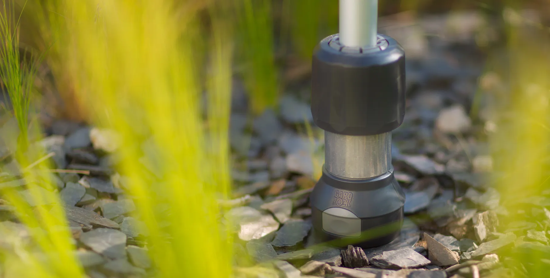 Gard&Rock bodenanker in dekorativem pflanzenbeet mit holzspänen verschraubt, unsichtbare befestigung für außenpfosten