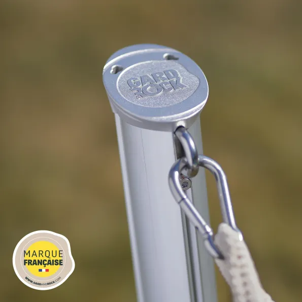 Platzsparende Hängemattenhalterung mit unauffälliger Bodenverankerung für einfachen Mäherzugang