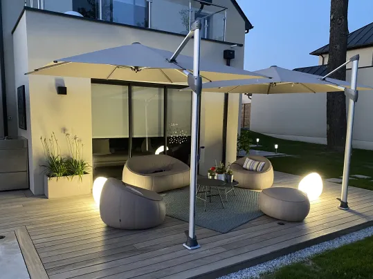 Fixation parasol déporté sur terrasse en bois