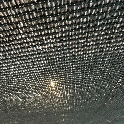 Toile solaire micro-perforée en polyéthylène haute densité, résistante au vent et aux rayons du soleil