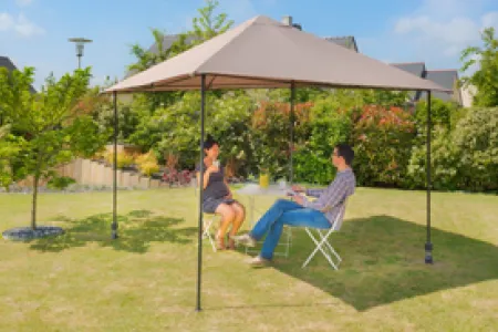 Befestigungslösung für Pavillon ohne Betonplatten oder sperrige Füße, stabil und dezent für freie Außenbereiche.