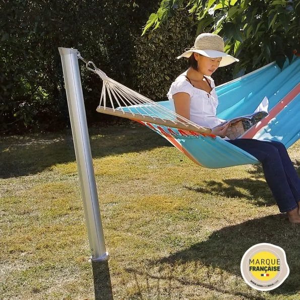 Solider und eleganter Hängemattenpfosten, stabil am Boden verankert für Nutzung ohne Bäume