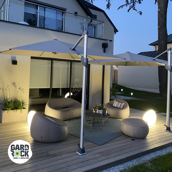 Versetzte Sonnenschirmbefestigung auf Holzterrasse
