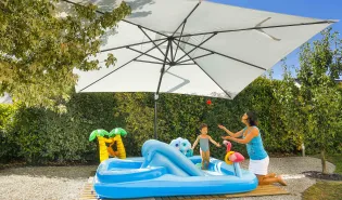 Welcher Sonnenschirm ist für den Pool geeignet? Praktischer Ratgeber für effektiven Sonnenschutz