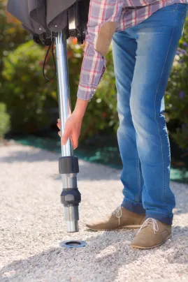 Fixation parasol par clipsage au sol