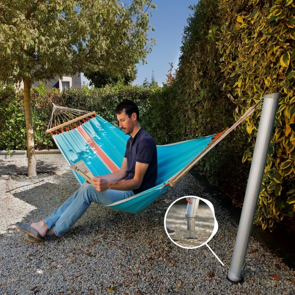 Hängemattenhalter mit Baum kombiniert, einfache Montage für eine natürliche Ruhezone