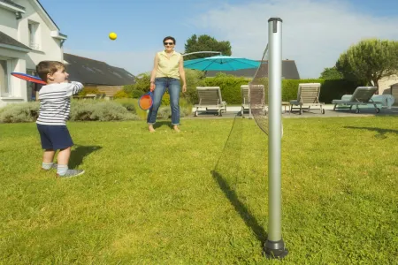 Höhenverstellbare Pfosten für Rückschlagspiele und Netzsportarten, geeignet für Tennis, Volleyball und Badminton im Freien.