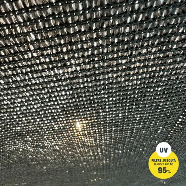 Atmungsaktives Sonnensegel für Terrasse oder Garten, luftdurchlässiger Stoff mit effektivem UV-Schutz.