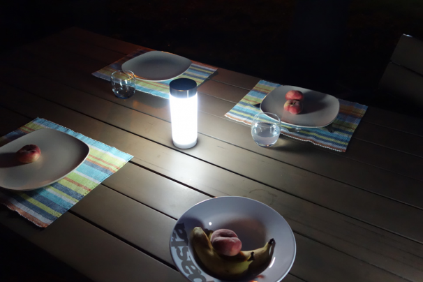 Borne solaire avec lanterne à poser sur une table