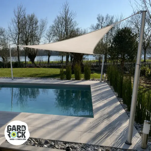 Sonnensegel über einem Pool gespannt, bietet Sonnenschutz und schafft eine elegante Atmosphäre.